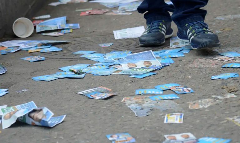 Propaganda eleitoral jogada nas proximidades dos locais de votação