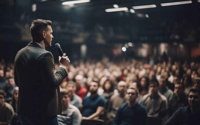 Pastor faz pregação em igreja evangélica